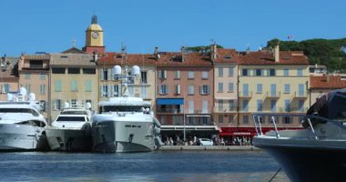 Saint-Tropez, Fransa - 7 Eylül 2019: Fransız Rivierası, Var, Fransa, Avrupa - Dci 4k Videosu
