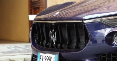 Florence, İtalya - 31 Ağustos 2019: Maserati Levante Front Grille and Rozet, Luxury Blue SUv Florence Town, İtalya, Toskana Bölgesi, Avrupa 'nın caddesinde park etti. Görüntüyü Kapat - Dci 4k Videosu