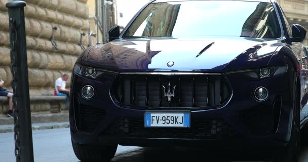 Florencie Itálie Srpna 2019 Luxusní Blue Maserati Levante Suv Zaparkovaný — Stock video