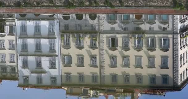 Water Reflectie Van Kleurrijke Oude Gebouwen Rivier Arno Florence Italië — Stockvideo