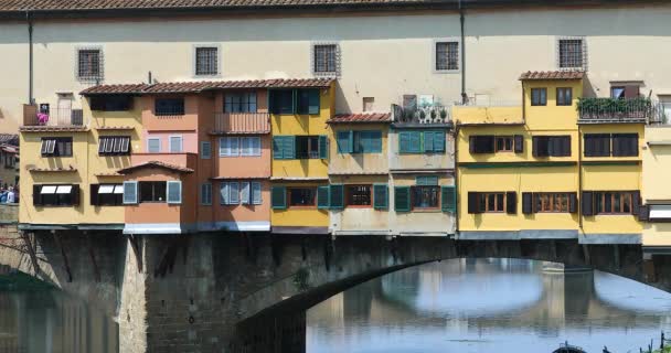 Florenz Italien August 2019 Ponte Vecchio Mittelalterliche Brücke Mit Bunten — Stockvideo