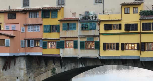Florence Talya Ağustos 2019 Ponte Vecchio Köprüsünün Renkli Yüzler Kepenklerle — Stok video