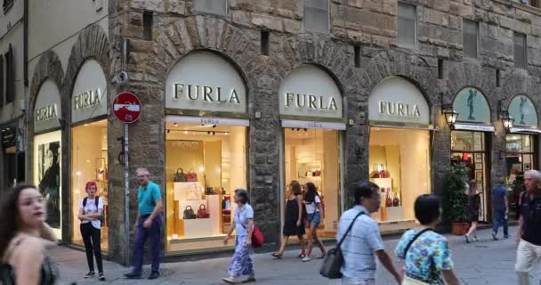 Florence Italy August 2019 Furla Store Facade People Walking Shopping — Stok video