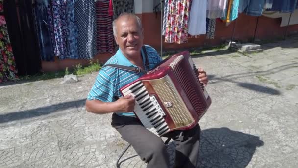 保加利亚卡布列什科沃 2019年8月8日 吉卜赛街头音乐家在保加利亚波莫里市卡布列什科沃街头市场演奏手风琴 保加利亚 特写视图 — 图库视频影像