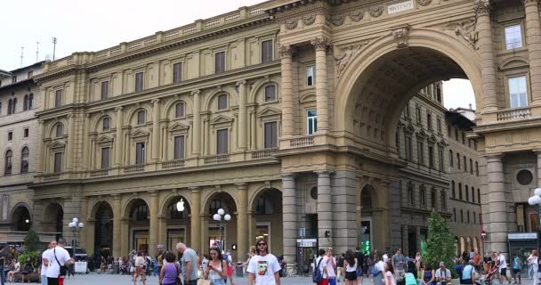 Florencja Włochy Sierpnia 2019 Łuk Triumfalny Piazza Della Repubblica Tłum — Wideo stockowe