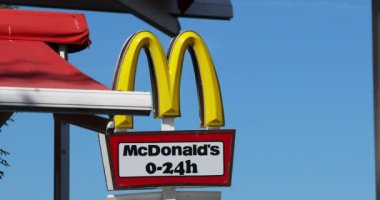Sunny Beach, Bulgaristan - 7 Ağustos 2019: McDonald Restoran Tabelası Sunny Beach 'te 24 Saat Açık (Slanchev Bryag), Bulgaristan, Avrupa. Görüntüyü Kapat - Dci 4k Videosu