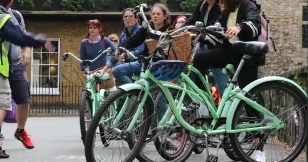 London May 2019 Friends Riding Turquoise Bikes City Center London — Stock Video