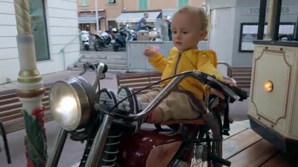 Menton Prancis September 2019 Cute Funny Baby Boy Sitting Vintage — Stok Video