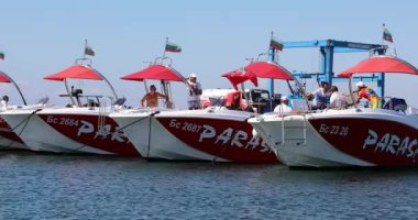 Sveti Vlas, Bulgaristan - 11 Ağustos 2019: Dört Kırmızı ve Beyaz Paraşütçü teknesi, Mercan Yat Motorlu Tekneleri Bulgaristan, Avrupa 'daki Sveti Vlas Marina' ya park etti. Görüntüyü Kapat - Dci 4k Videosu