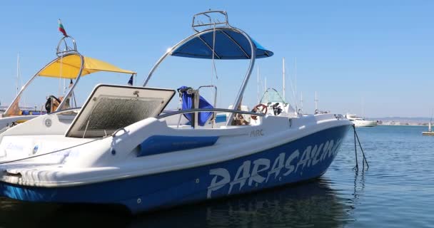 Sveti Vlas Bulgaria Agosto 2019 Blue White Parasailing Boat Mercan — Vídeos de Stock