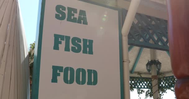 Meeresfischfutter Schriftliches Schild Der Nähe Des Eingangs Des Restaurants Nahaufnahme — Stockvideo