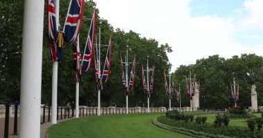 Londra, Uk, 31 Mayıs 2019: Londra, İngiltere, İngiltere, Avrupa 'daki Buckingham Sarayı önündeki Birleşik Krallık Bayrakları - Dci 4k Kararı