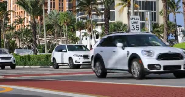 Miami Florida Usa February 2019 Traffic Cars Collins Avenue Speed — Αρχείο Βίντεο