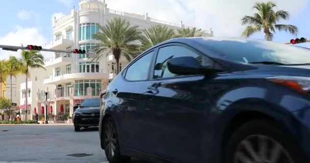 Miami Florida Usa Лютого 2019 Cars Crossing Intersection Ocean Drive — стокове відео