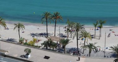 Menton, Fransa - 27 Nisan 2019: Plage Des Sablettes in Menton, New Sand Beach with Palm Trees, Air View on the French Riviera in the Alpes-Maritimes, Fransa, Avrupa - DCi 4K Kararlılığı