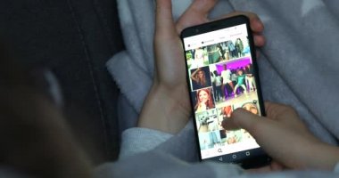 Menton, Fransa - 20 Ekim 2019: Modern Huawei Smartphone 'u Instagram Uygulaması ile Yakın plan Çekimi, Evdeki Koltukta Uzanıyor, Parmak Kaydırma Ekranı - DCi 4K Video
