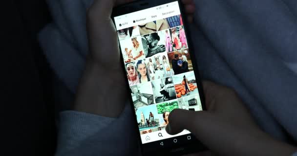 Menton Fransa Ekim 2019 Instagram Uygulaması Parmak Kaydırma Ekranı Dci — Stok video