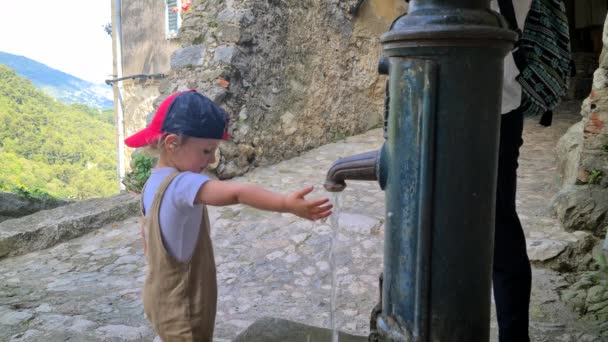 Schattige Twee Jaar Oude Jongen Spelen Bij Een Fontein Het — Stockvideo