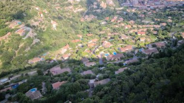 Fransız Riviera, La Turbie, Fransa, Avrupa 'daki dağlarda yüzme havuzunda yüzen güzel villaların 8K hava görüntüsü - 8K UHD (76804320)