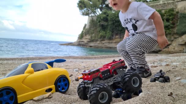 Roquebrune Cap Martin フランス 2020年6月3日 8Kリトル キュートなブロンド ボーイがおもちゃの車でビーチで楽しむフランスのリビエラ フランス ヨーロッパ — ストック動画