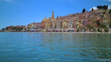 8K Eski Menton Kasabasının Güzel Panoraması, Plaj ve Akdeniz Yazın Fransız Rivierası, Fransa, Avrupa - 8K UHD (7680 x 4320)