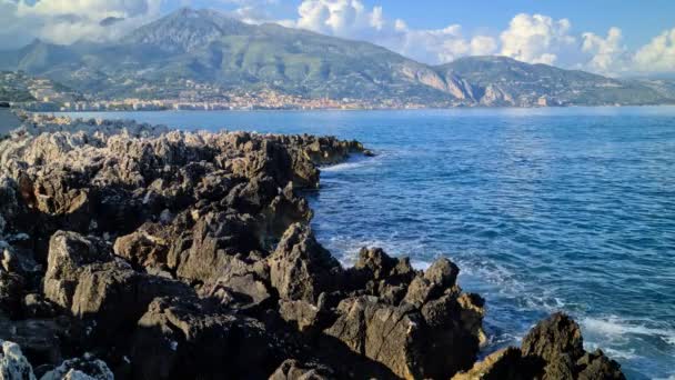 Roches Noires Sur Bord Mer Méditerranée Avec Des Montagnes Menton — Video