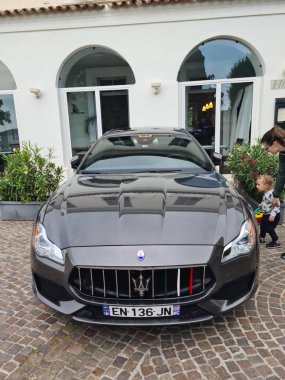 Roquebrune-Cap-Martin, Fransa - 28 Mayıs 2020: Maserati Quattroporte GranSport Spor Otomobili Roquebrune-Cap-Martin Fransız Rivierası, Fransa, Avrupa