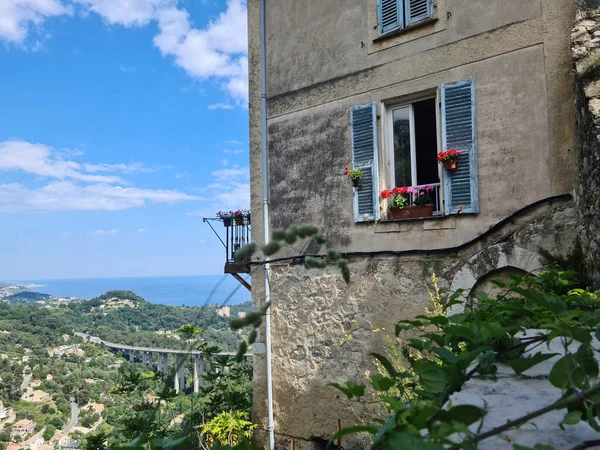 Khas Rumah Provenkal Desa Gorbio Dengan Laut Mediterania Latar Belakang Stok Foto Bebas Royalti