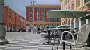 Nice, Fransa - 10 Haziran 2020: 8K Coronavirus (Covid-19), Restoranlar, Kafeler ve Bar Terasları Mayıs 'tan Haziran' a kadar kademeli olarak tekrar açılıyor, Fransız Arındırma Planı, Nice, Place Massena, Avrupa - 8K UHD