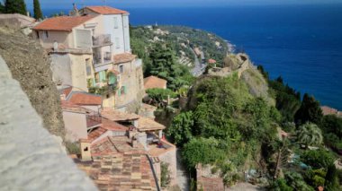 8K Tipik Akdeniz Evleri Tepede Güzel Deniz Manzaralı Eski Roquebrune-Cap-Martin Köyünde Fransız Riviera, Fransa, Avrupa - 8K UHD (7680 x 4320)