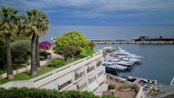 地中海を望む8Kラグジュアリーシービューバルコニーアパートメントとモナコのモンテカルロ港のヨットフランスのリビエラ ヨーロッパ Uhd 7680 4320 — ストック動画