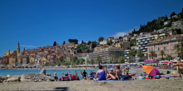 Ментон Франция Июня 2020 Года Туристы Пляже Красочными Фасадами Домов — стоковое видео