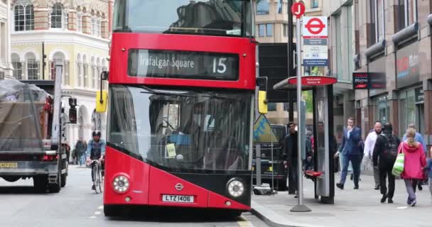 London Storbritannia Mai 2019 Typisk Engelsk Toetasjes Red Bus Start – stockvideo