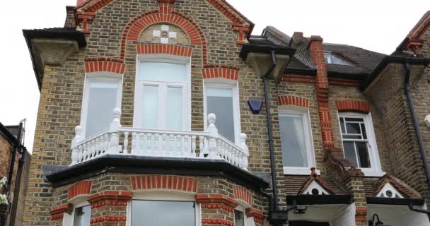 ロンドン イギリス ヨーロッパの近くにバルコニー付きの美しく豪華な伝統的なレンガ造りの家 ビューを閉じる Dci 4K解像度 — ストック動画