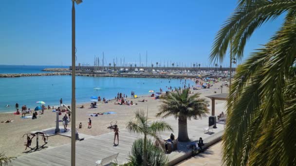 フランス メントン 2020年6月14日 8K美しい海辺とメントンの多くの人々とプロムナード Plage Des Sablets French Riviera France — ストック動画