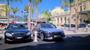 Monte-Carlo, Monaco - 26 Haziran 2020: 8K Lüks Siyah Mercedes ve Maybach Sedans Monte-Carlo Kumarhanesi 'nin önüne park etti Fransız Riviera, Avrupa - 8K UHD (7680 x 4320)