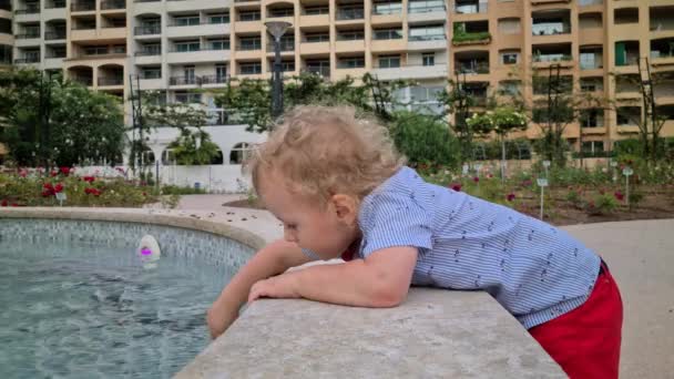 Cute Blond Boy Грають Фонтанною Водою Парку Монако Вигляд Зблизька — стокове відео