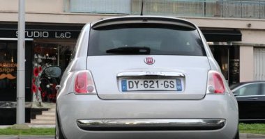 Menton, Fransa - 3 Ocak 2020: Beyaz Fiat 'ın Arka Manzarası 500 Küçük İtalyan Şehir Otomobili Menton, Fransa, Fransız Riviera, Avrupa - DCi 4K Kararı