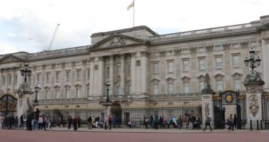 Londra, İngiltere, 1 Haziran 2019: Londra, Birleşik Krallık 'taki Buckingham Sarayı' nın önünde yürüyen turist kalabalığı - DCi 4K Kararı