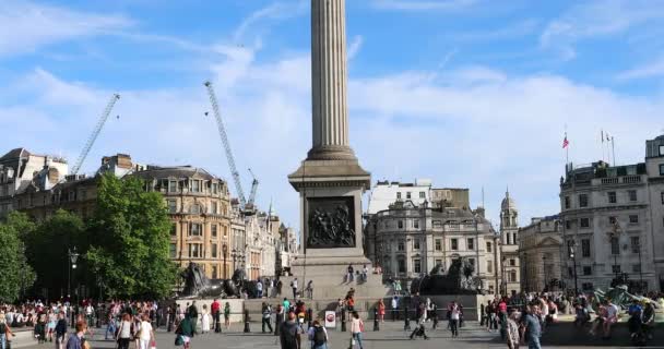 London June 2019 Crowd Tourists Next Nelson Column Trafalgar Square — Αρχείο Βίντεο