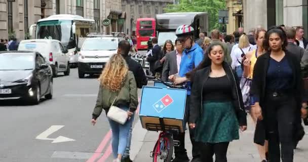 Londres Reino Unido Mayo 2019 Domino Pizza Delivery Man Crowd — Vídeos de Stock
