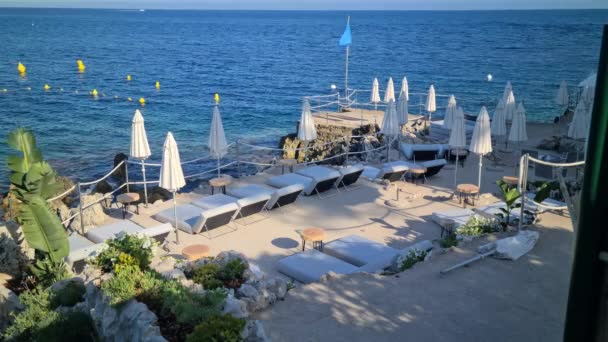 Chaises Longues Sur Terrasse Face Mer Méditerranée Bleue Aucune Personne — Video