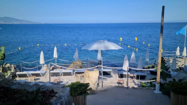 Schöne Liegestühle Auf Der Terrasse Vor Dem Blauen Mittelmeer Keine — Stockvideo