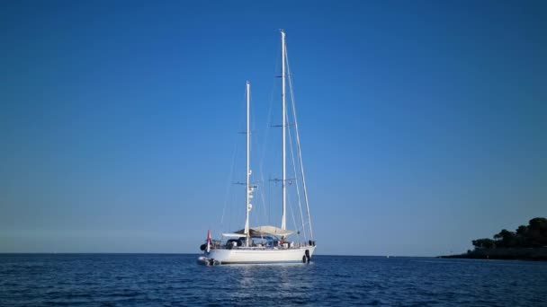 Roquebrune Cap Martin Francia Julio 2020 Sunset Beautiful White Sailboat — Vídeos de Stock