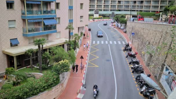 モナコのモンテカルロ 2020年7月13日 8K車両の交通と歩行者が歩道を歩く モナコの有名なフェアモントヘアピンカーブフランスのリビエラ ヨーロッパ Uhd 7680 4320 — ストック動画