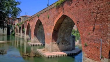 Albi, Fransa - 23 Temmuz 2020: 8K Pont Vieux (Eski Köprü) Tarn Nehri üzerinde Fransa 'nın güneyinde, Occitanie, Avrupa - 8K UHD (7680 x 4320))