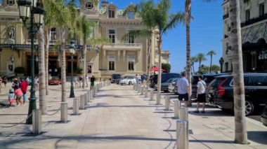 Monte-Carlo, Monaco - 8 Ağustos 2020: 8K Man Speast A White Mercedes-Benz SLR McLaren Supercar In The Monte-Carlo Casino In the French Riviera, Avrupa - 8K UHD (7680 x 4320)