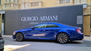 Monte-Carlo, Monaco - 8 Ağustos 2020: 8K Blue Maybach 57 S Park Giorgio Armani Dükkanı önünde Monte-Carlo 'da Fransız Rivierası, Avrupa - 8K UHD (7680 x 4320))