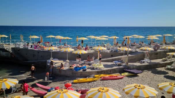 San Remo Italia Agosto 2020 Personas Paraguas Playa Arena Con — Vídeos de Stock