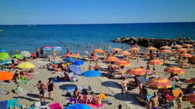 San Remo, İtalya - 6 Ağustos 2020: 8K Binlerce İtalyan Sahillerine akın, Coronavirus (Covid-19) endişelerini görmezden gelerek. Sanremo Liguria, İtalya, Avrupa - 8K UHD (7680 x 4320)